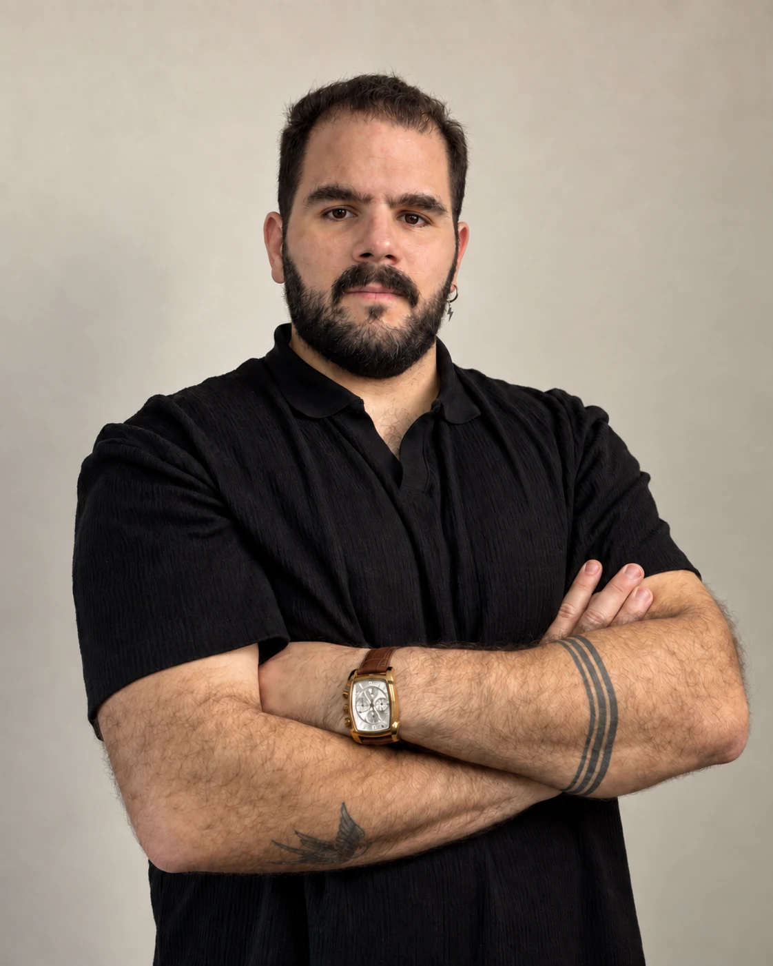 Ramiro Paredes, fundador de BORR, de brazos cruzados sobre fondo neutro