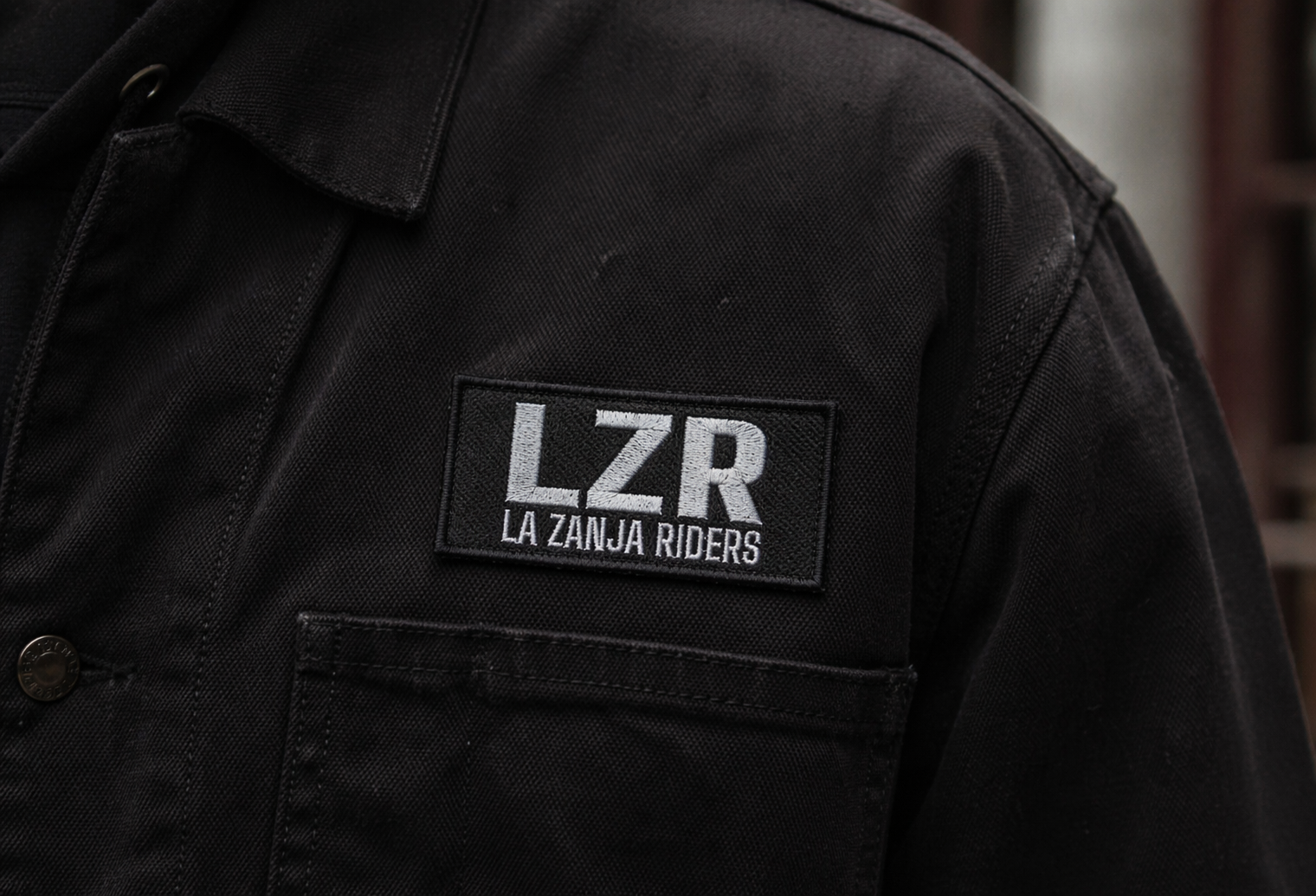 Parche LZR bordado en pecho de campera