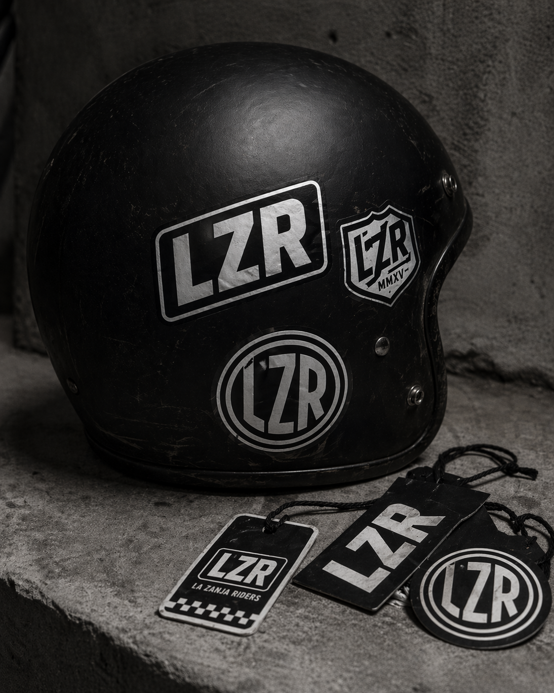 Casco con marca LZR
