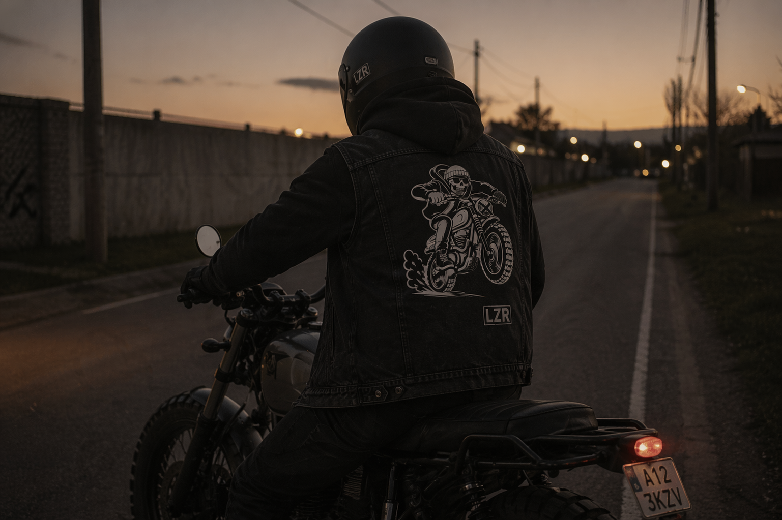 Rider LZR de espalda al atardecer, mascota visible en campera